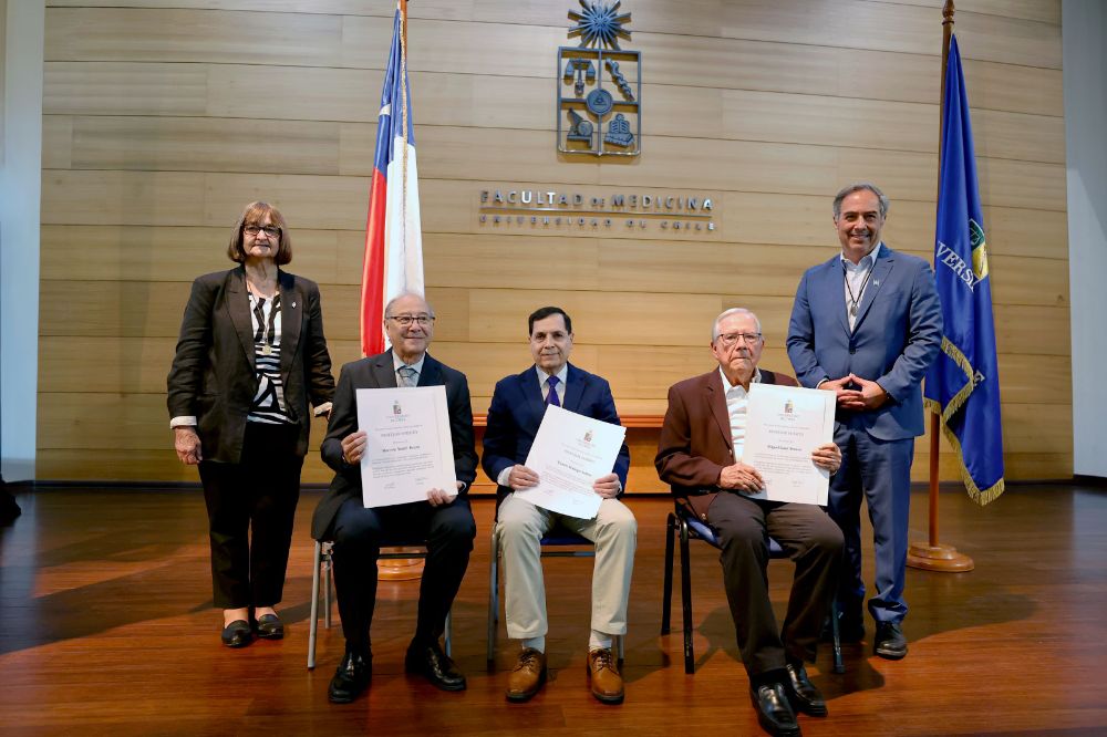 Doctores Rosa Devés, rectora de la Universidad de Chile, y Miguel O'Ryan, decano de la Facultad de Medicina (en los extremos) junto a los nuevos profesores eméritos, doctores Marcelo Wolff, Ramón Rodrigo y Miguel Gasic. 